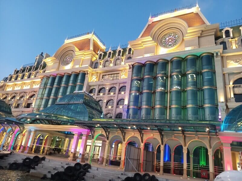 vách kính vin nha trang